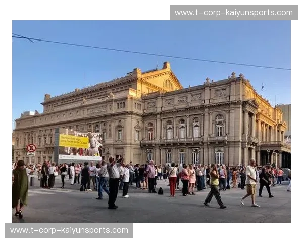 绿茵场上的探戈与铁血：当“学术派”竞技遭遇“卖鱼翁”科隆，谁才是阿根廷足球的灵魂？